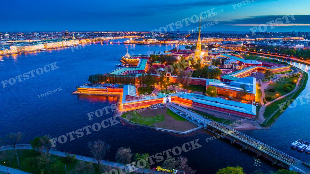 На фотографии изображена Петропавловская крепость в Санкт-Петербурге. Это историческое сооружение, основанное Петром Великим в 1703 году, играет важную роль в истории города. Крепость служила защитой города и имела большое стратегическое значение. Сегодня она является одной из главных туристических достопримечательностей Санкт-Петербурга, привлекая туристов своей исторической значимостью и красотой архитектуры.